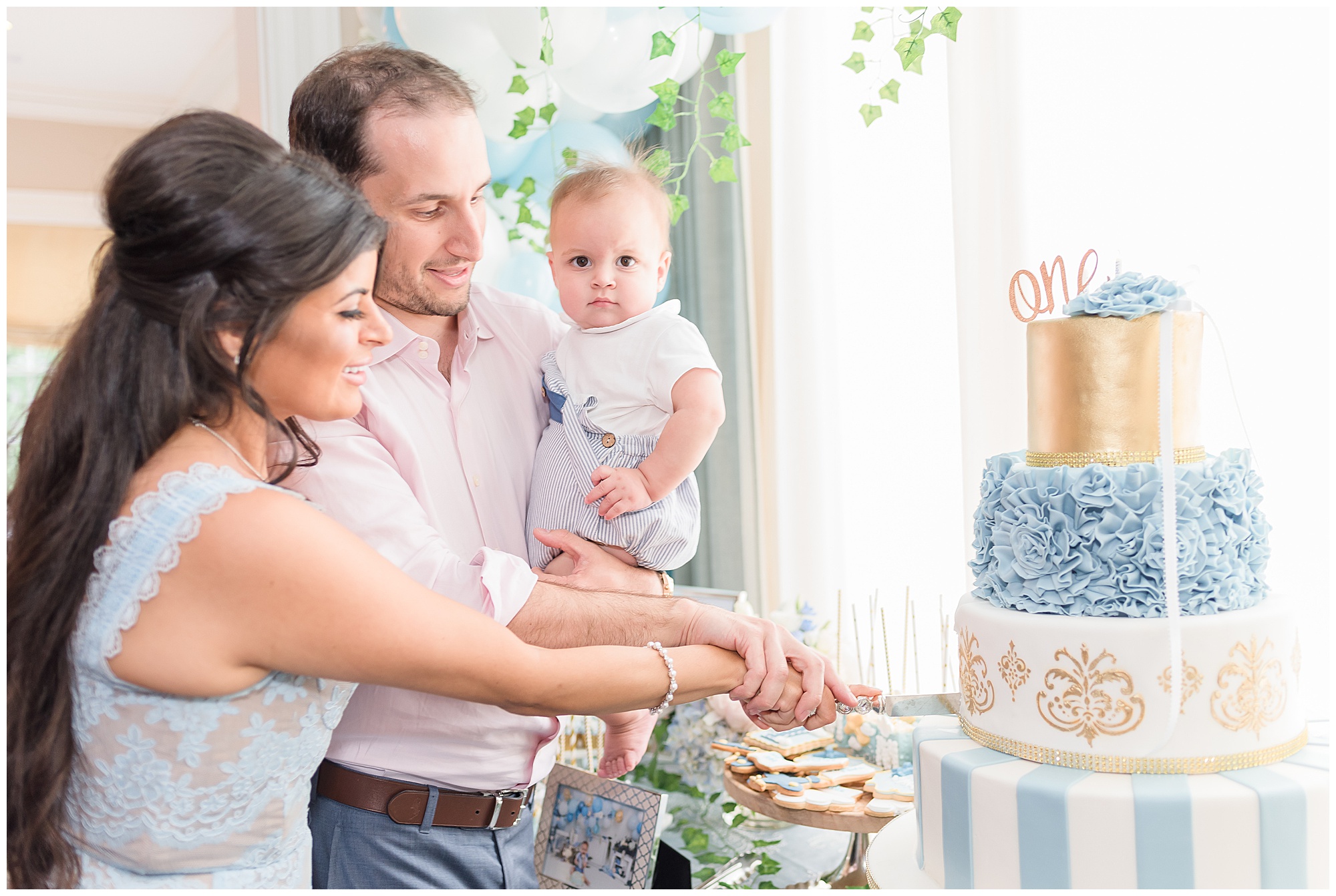 cake cutting first birthday