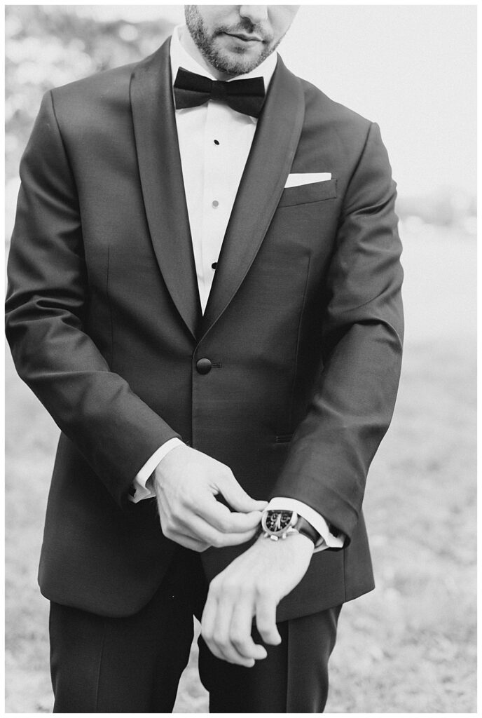 groom in black tuxedo